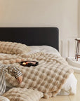 KuschelLux – Luxuriöse Felldecke für Wärme und Komfort