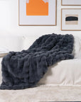 KuschelLux – Luxuriöse Felldecke für Wärme und Komfort