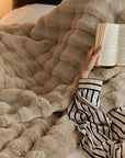 KuschelLux – Luxuriöse Felldecke für Wärme und Komfort