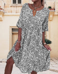 Damenkleid mit Blumenmuster und fließendem Schnitt – Selina