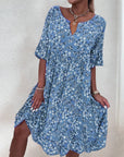 Damenkleid mit Blumenmuster und fließendem Schnitt – Selina
